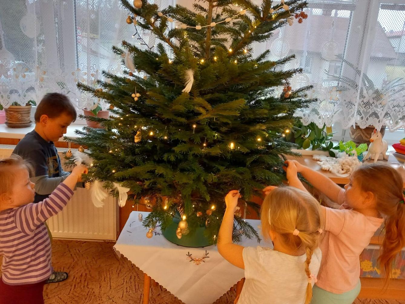 zdobení vánočního stromečku - 1