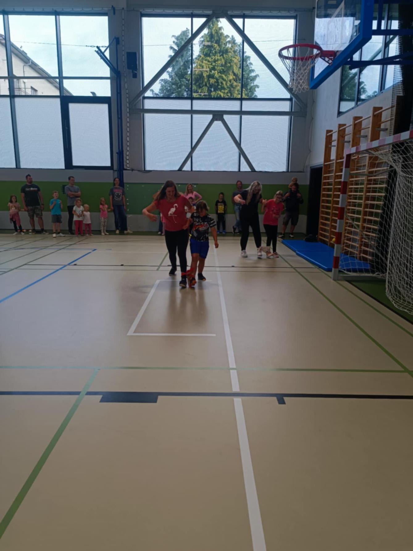 Družinka a děti s rodiči**"sportovní odpoledne" - 3