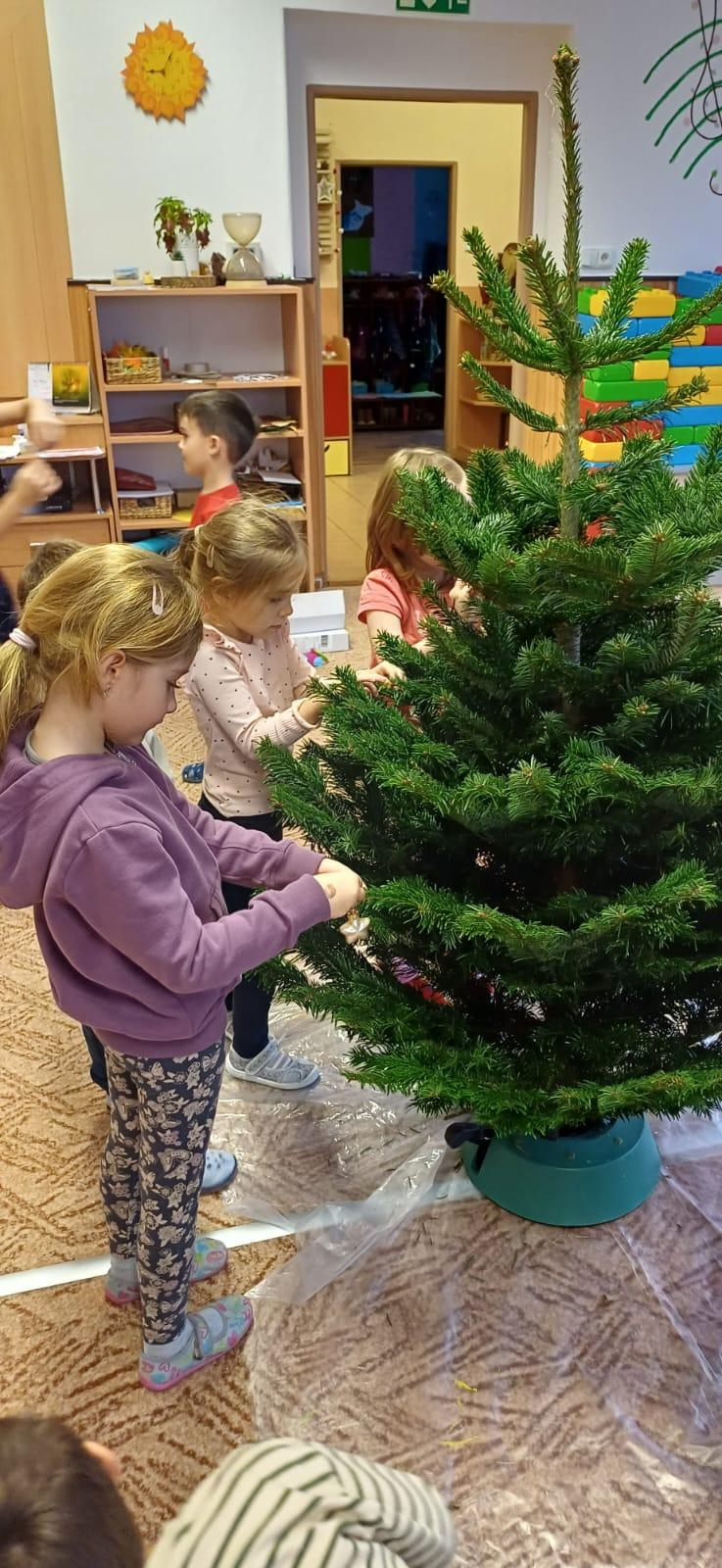 zdobení vánočního stromečku - 1