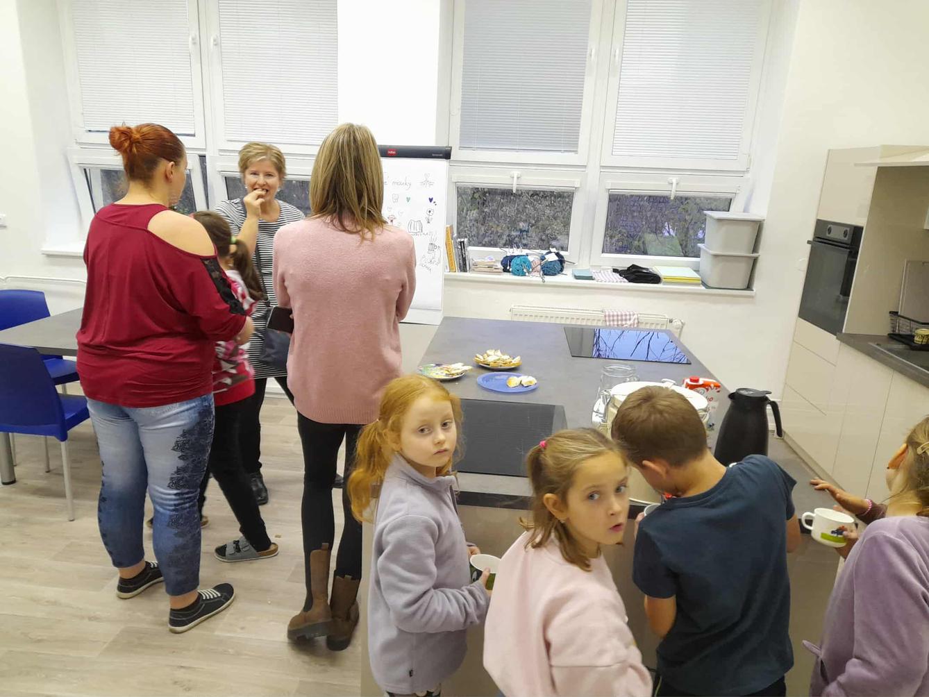 VÝROBA SVÍČEK - DRUŽINKY 1.a 2. oddělení - 4