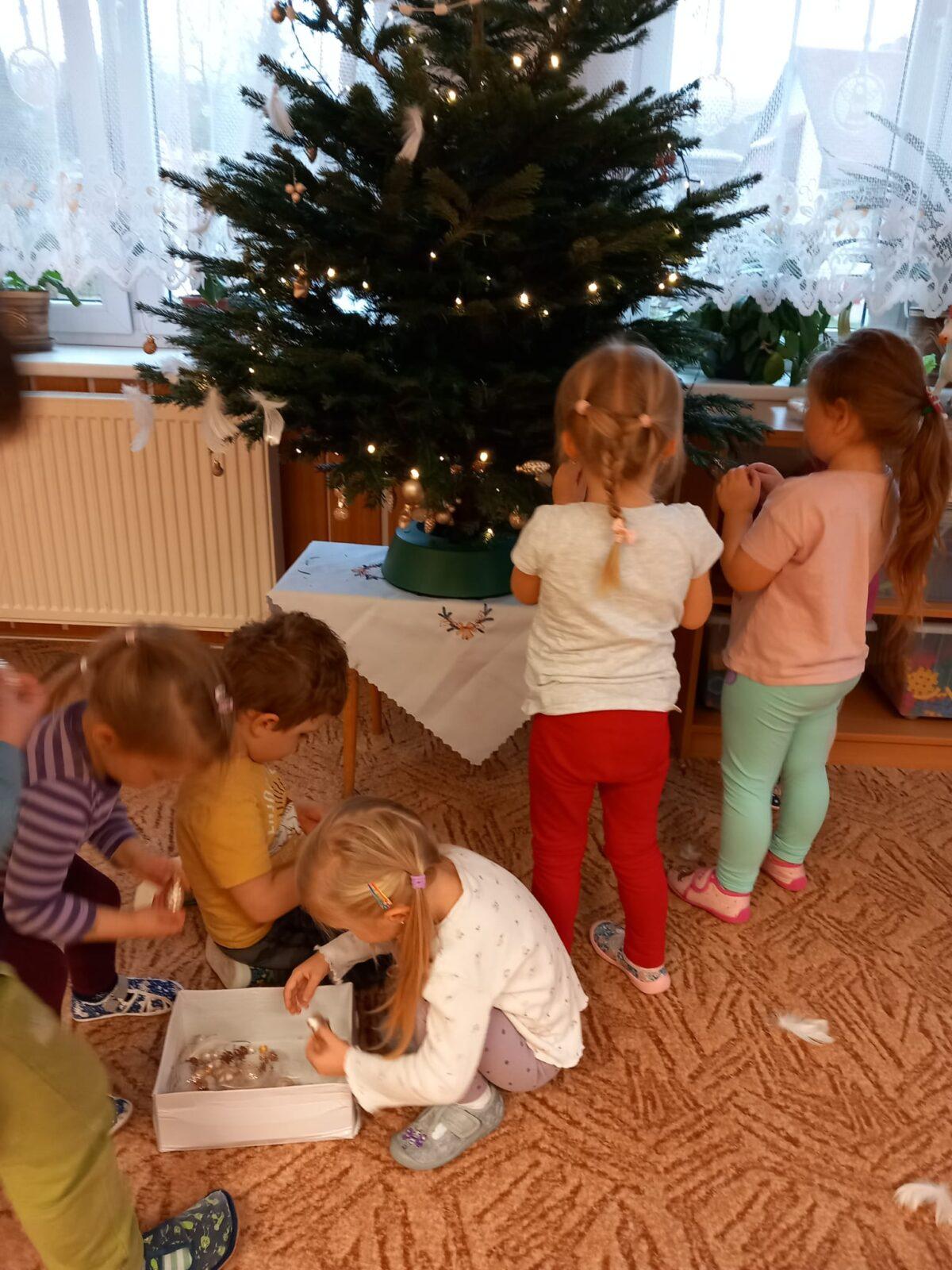 zdobení vánočního stromečku - 2