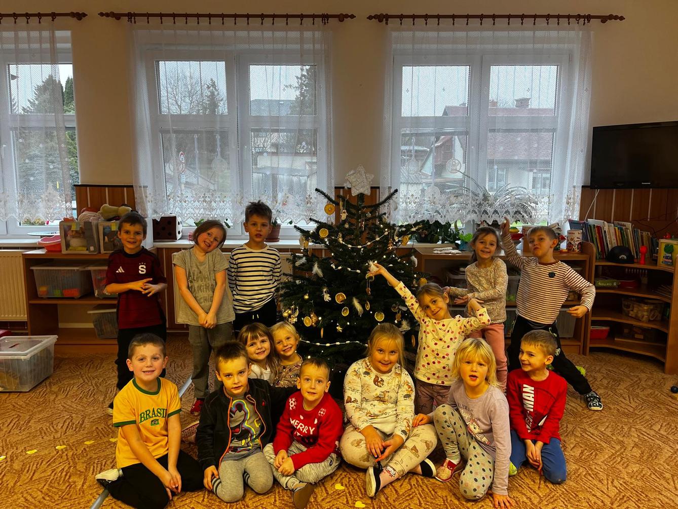 zdobení vánočního stromečku - 4