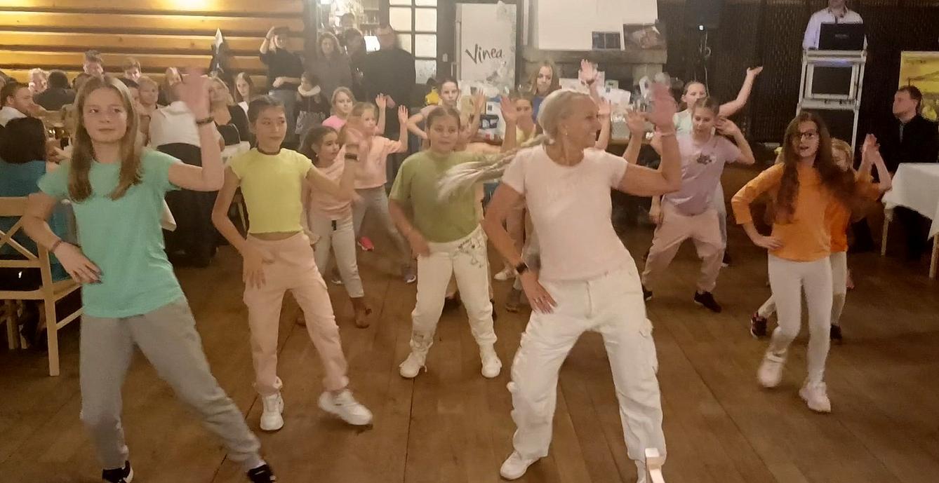 24. 2. Předtančení na plese SRPŠ - 3