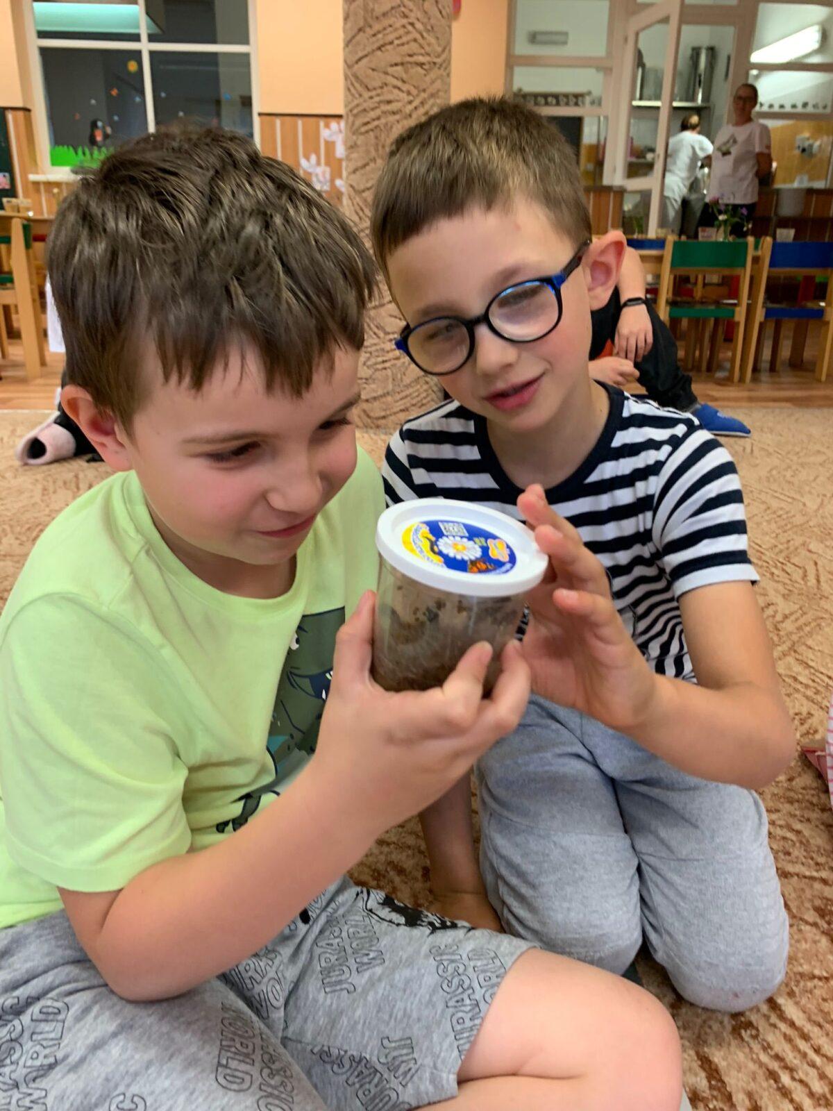 děti pozorovaly vývoj motýla... - 4