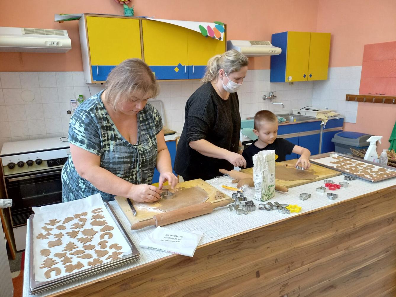 Prvňáčci pečou perníčky - 14