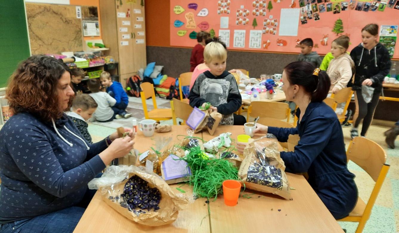 29. 11. Tvoření na jarmark v 1.B - 3