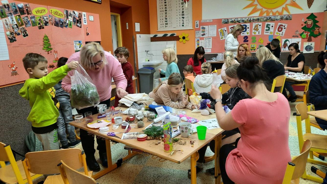 29. 11. Tvoření na jarmark v 1.B - 5