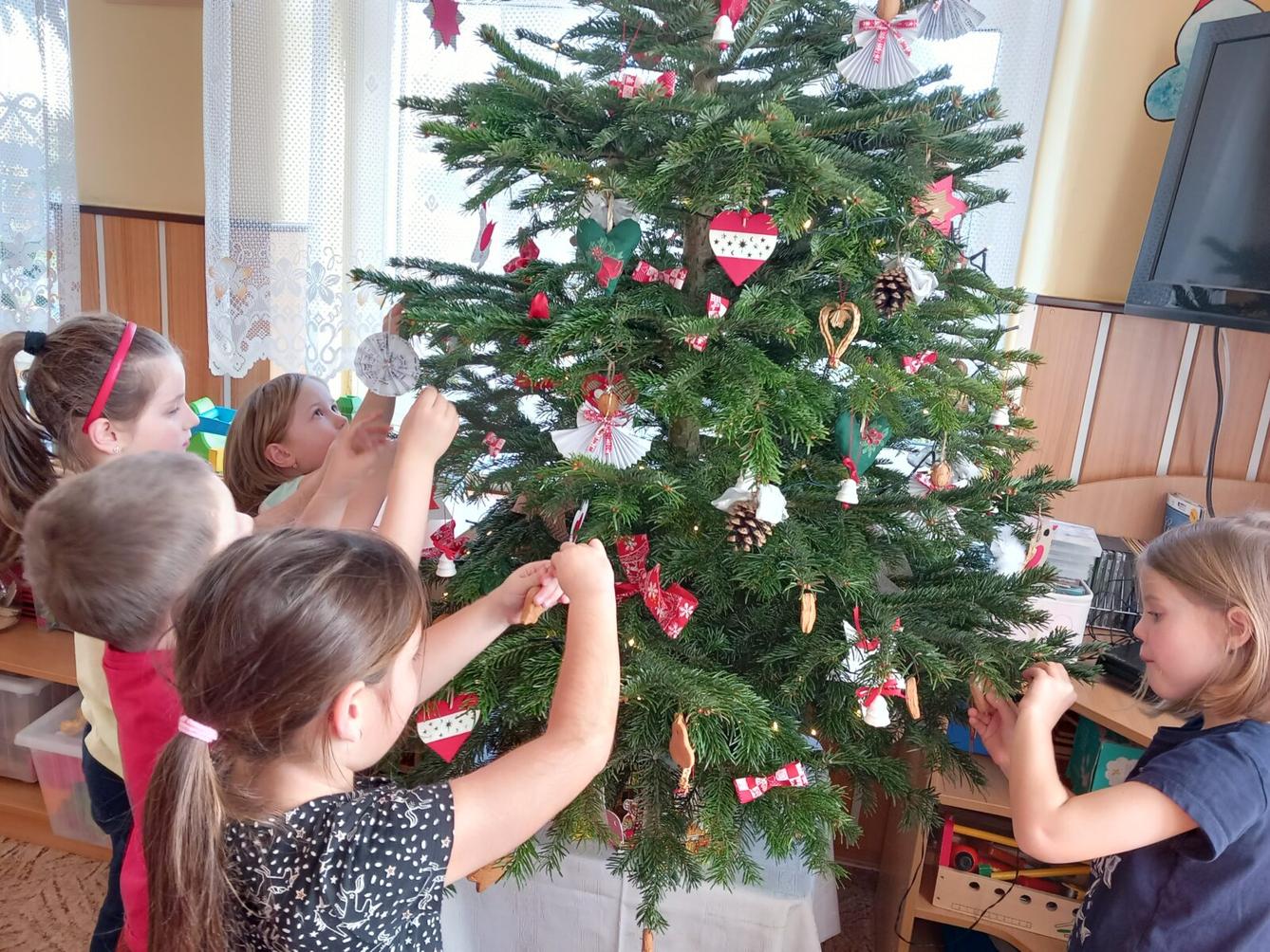 Pečení a zdobení perníčků a strojení stromečku... - 15