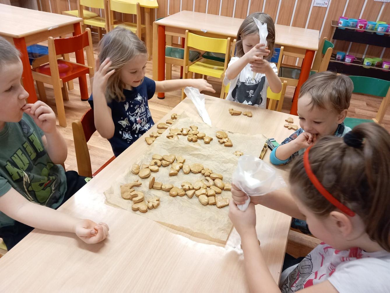 Pečení a zdobení perníčků a strojení stromečku... - 18