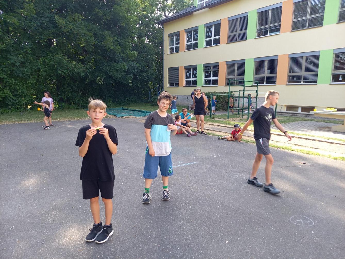 5. třída - Spaní ve škole, Den pro 6. třídu - 6