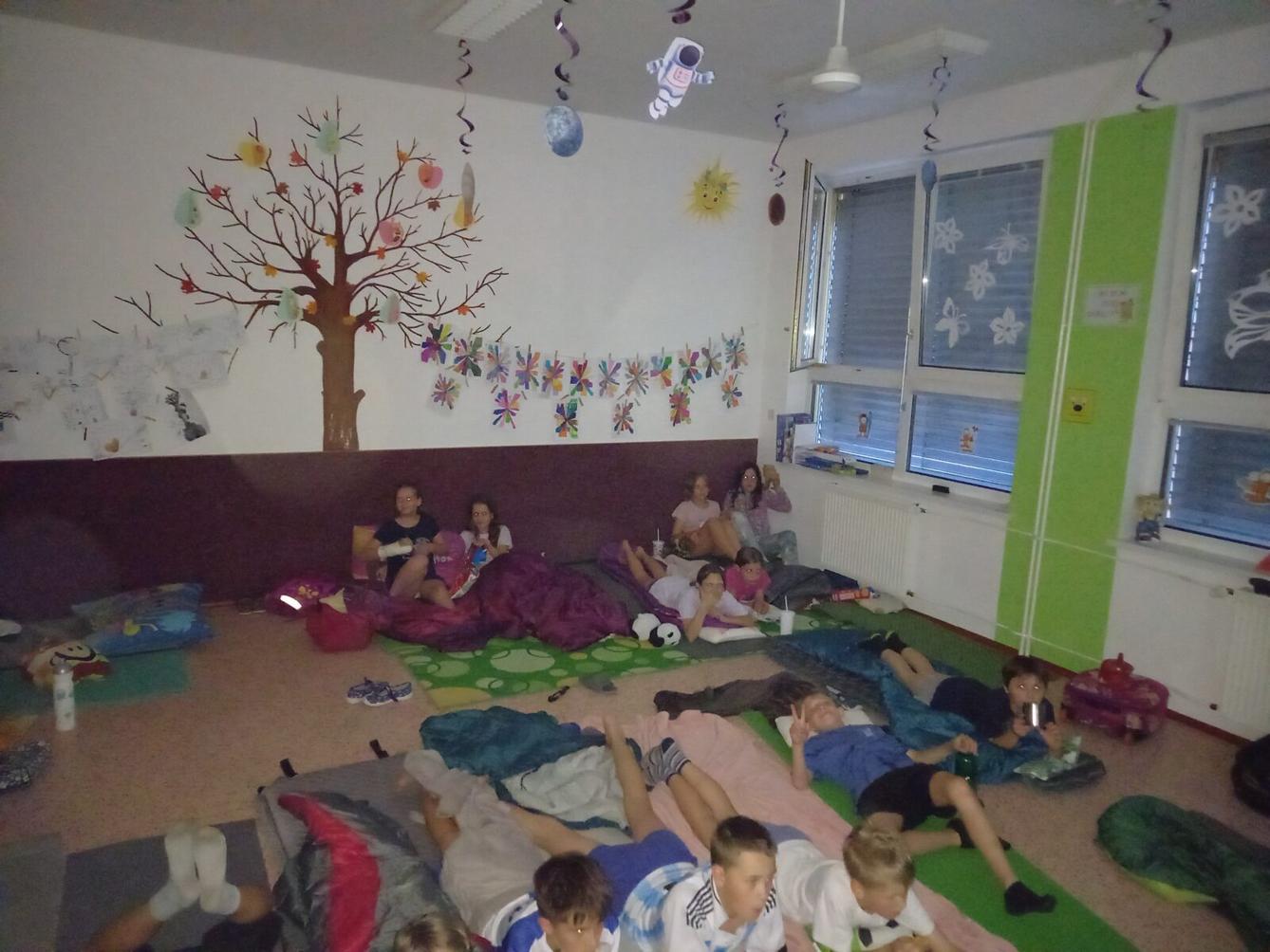 5. třída - Spaní ve škole, Den pro 6. třídu - 17