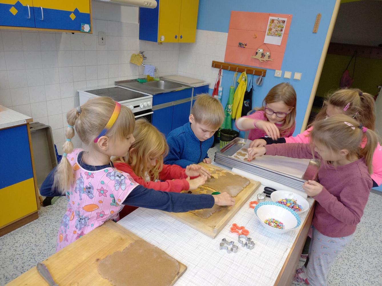 Prvňáčci pečou na vánoční jarmark - 2