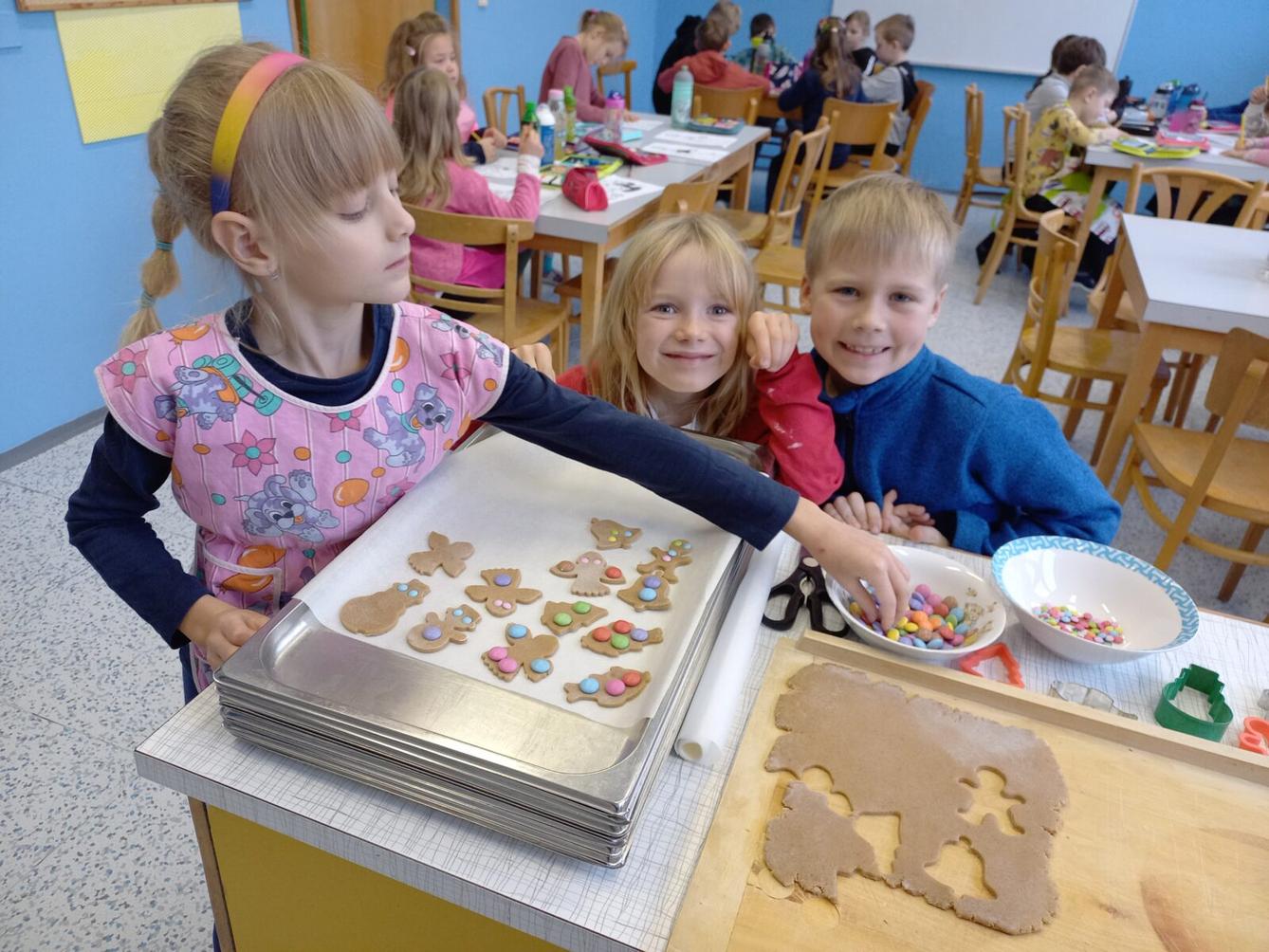 Prvňáčci pečou na vánoční jarmark - 3
