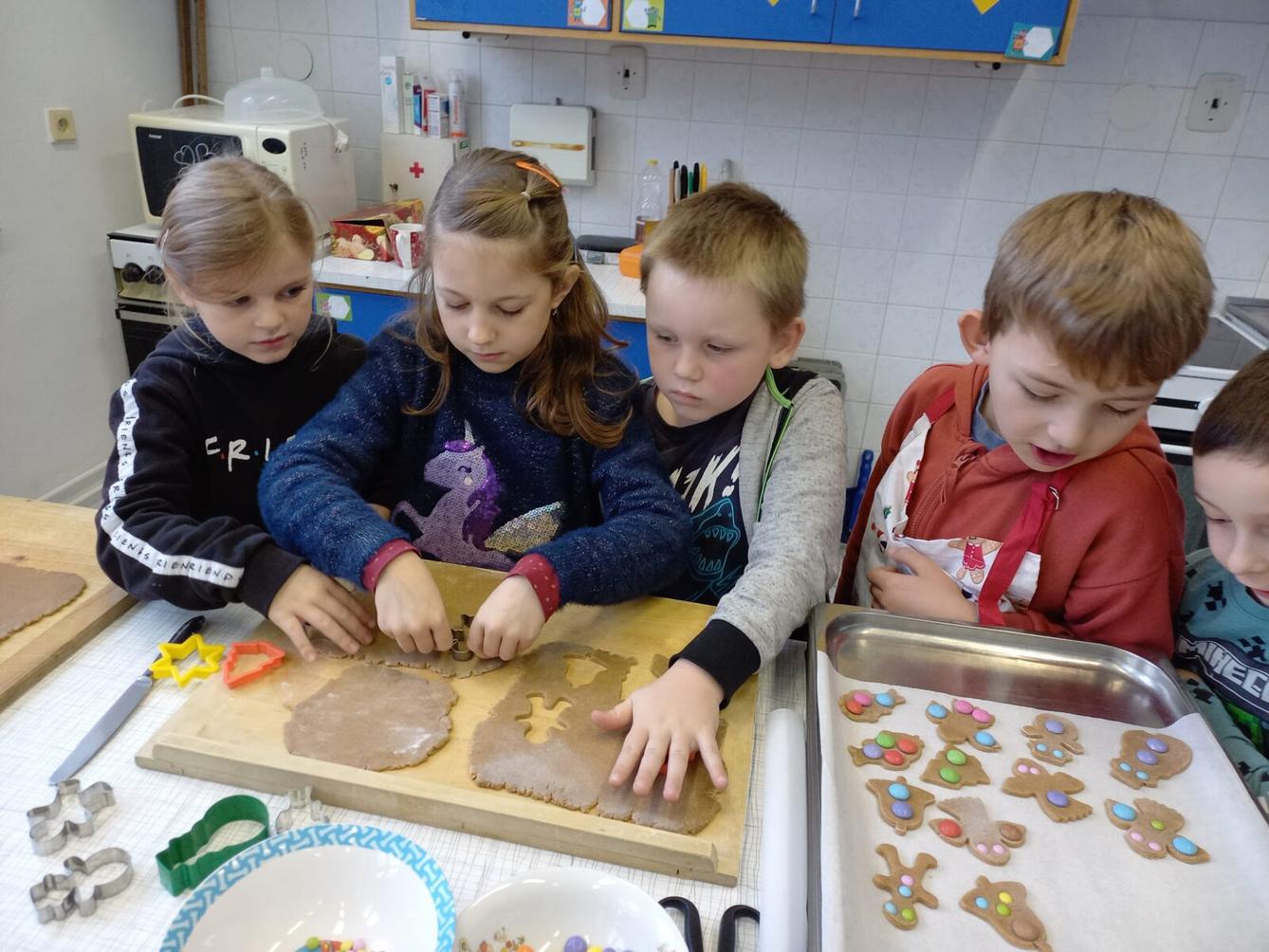 Prvňáčci pečou na vánoční jarmark - 4