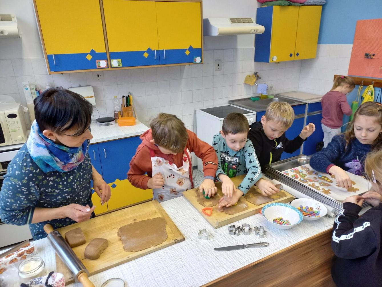 Prvňáčci pečou na vánoční jarmark - 5