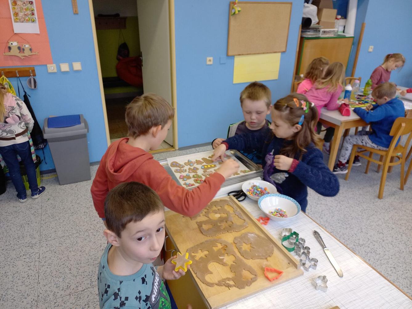 Prvňáčci pečou na vánoční jarmark - 6