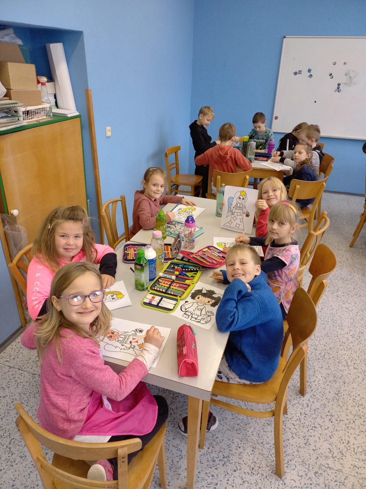 Prvňáčci pečou na vánoční jarmark - 7