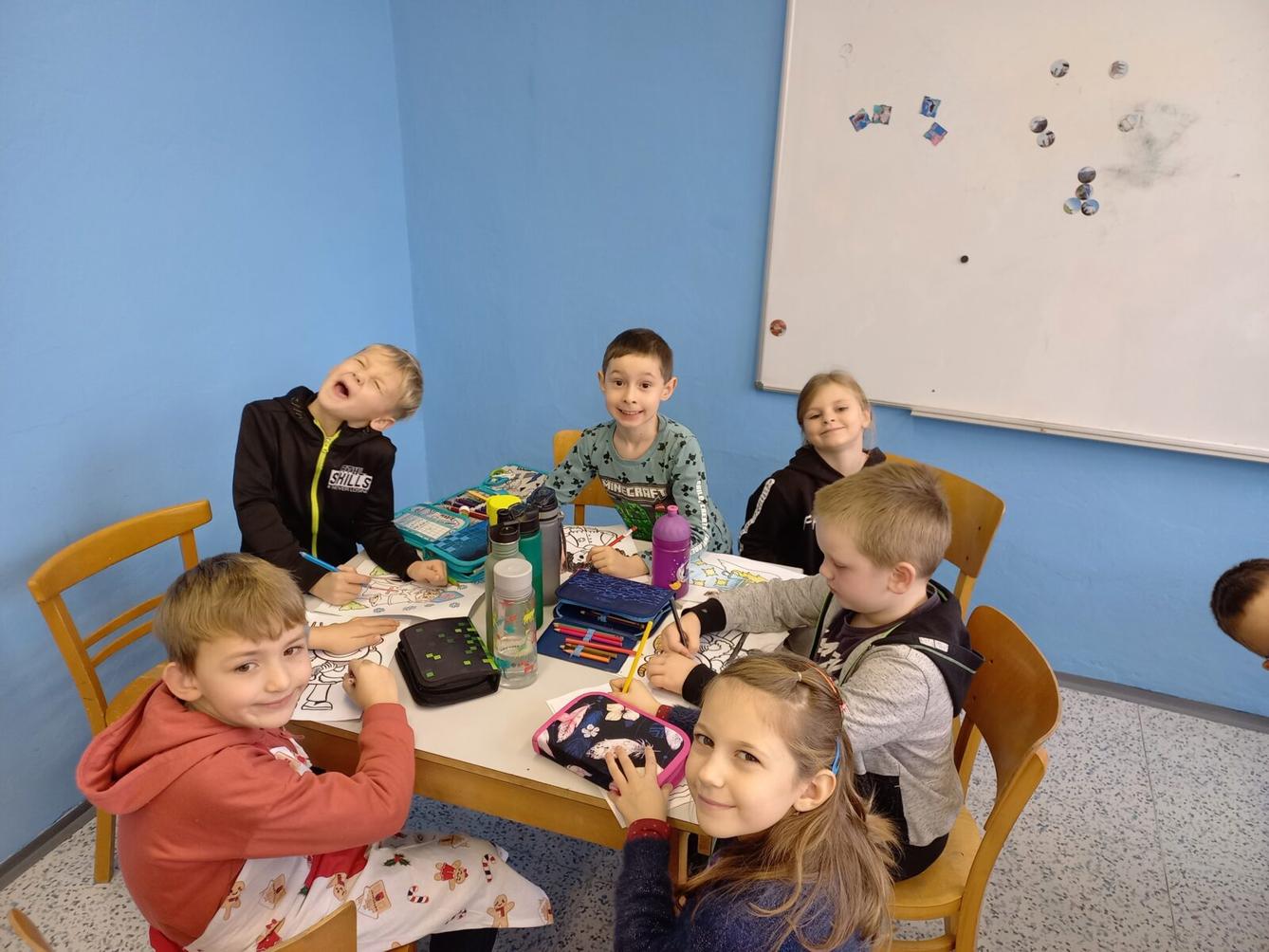 Prvňáčci pečou na vánoční jarmark - 8