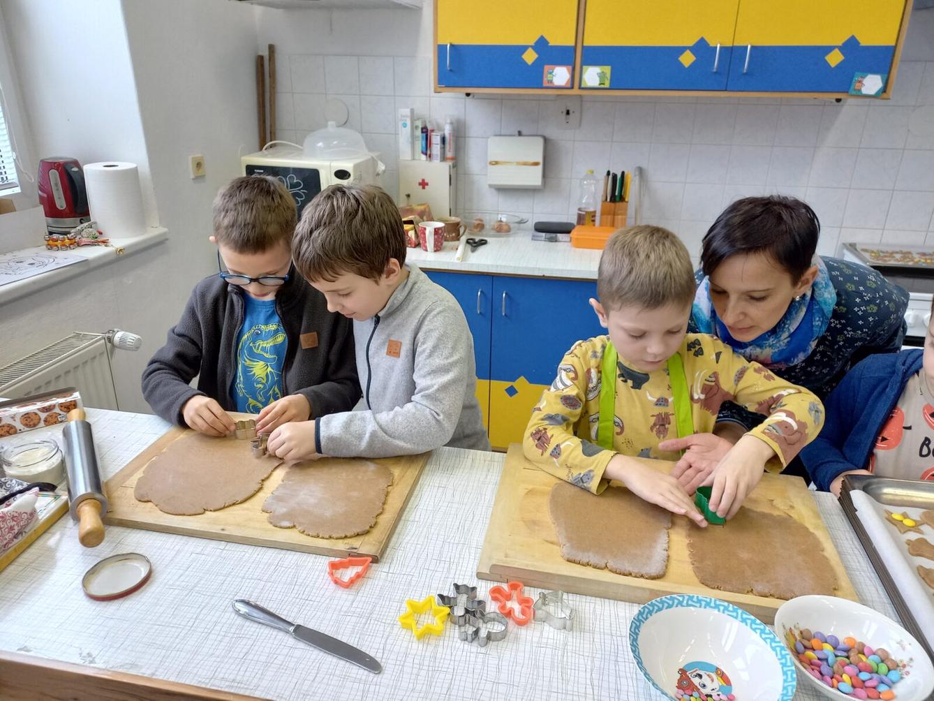 Prvňáčci pečou na vánoční jarmark - 11
