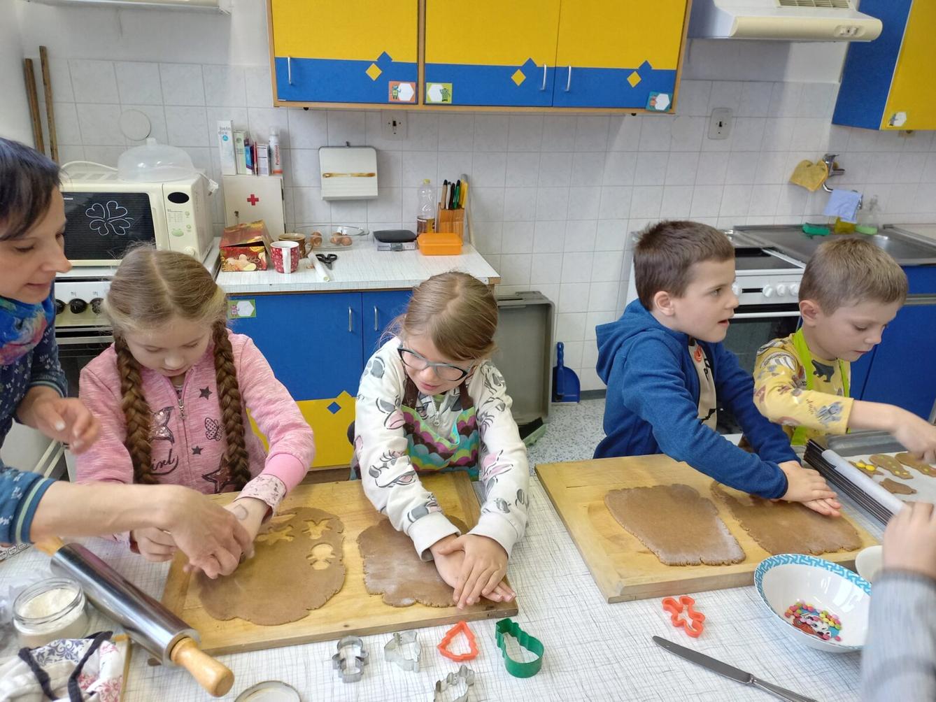 Prvňáčci pečou na vánoční jarmark - 12