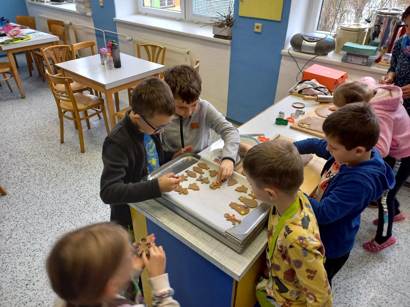 Prvňáčci pečou na vánoční jarmark - 13