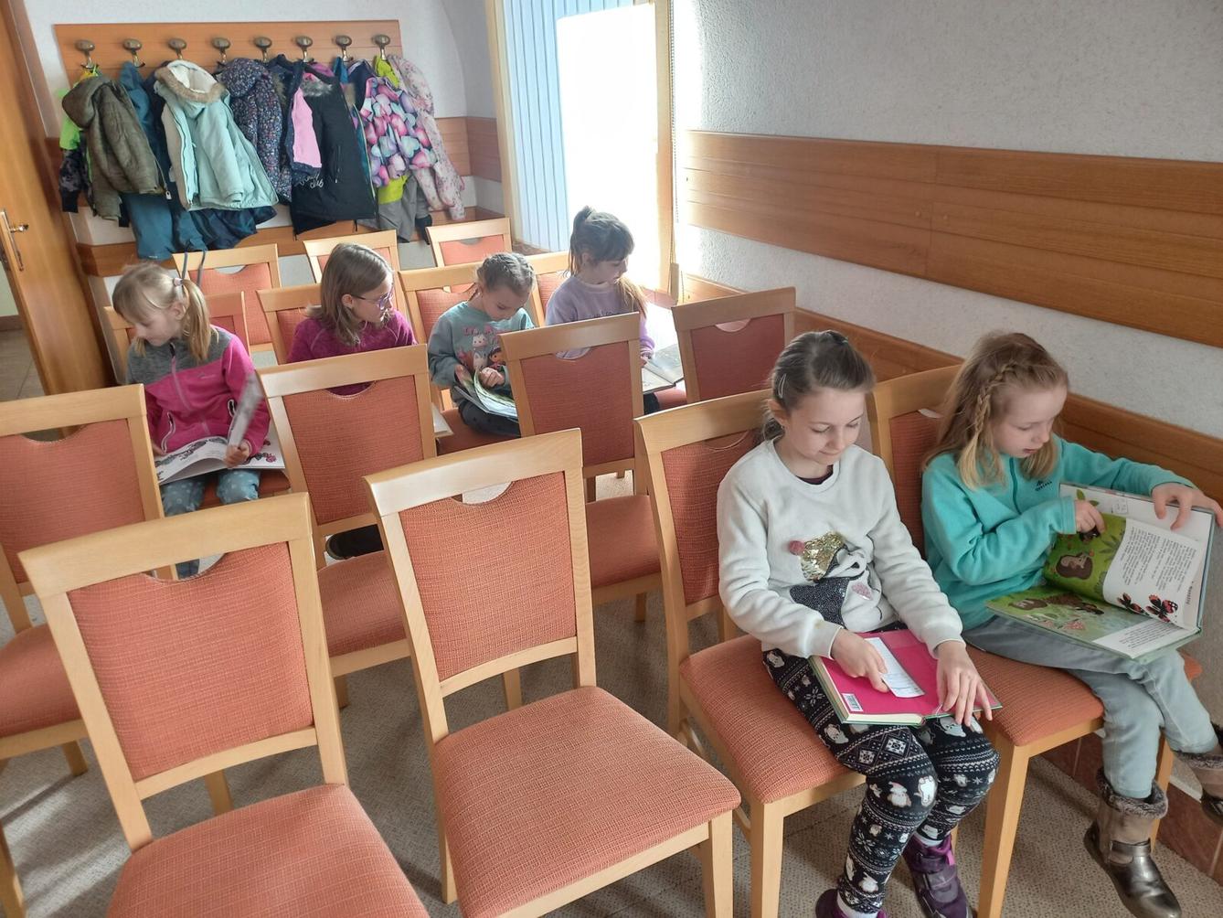 Prvňáčci v obecní knihovně - 5