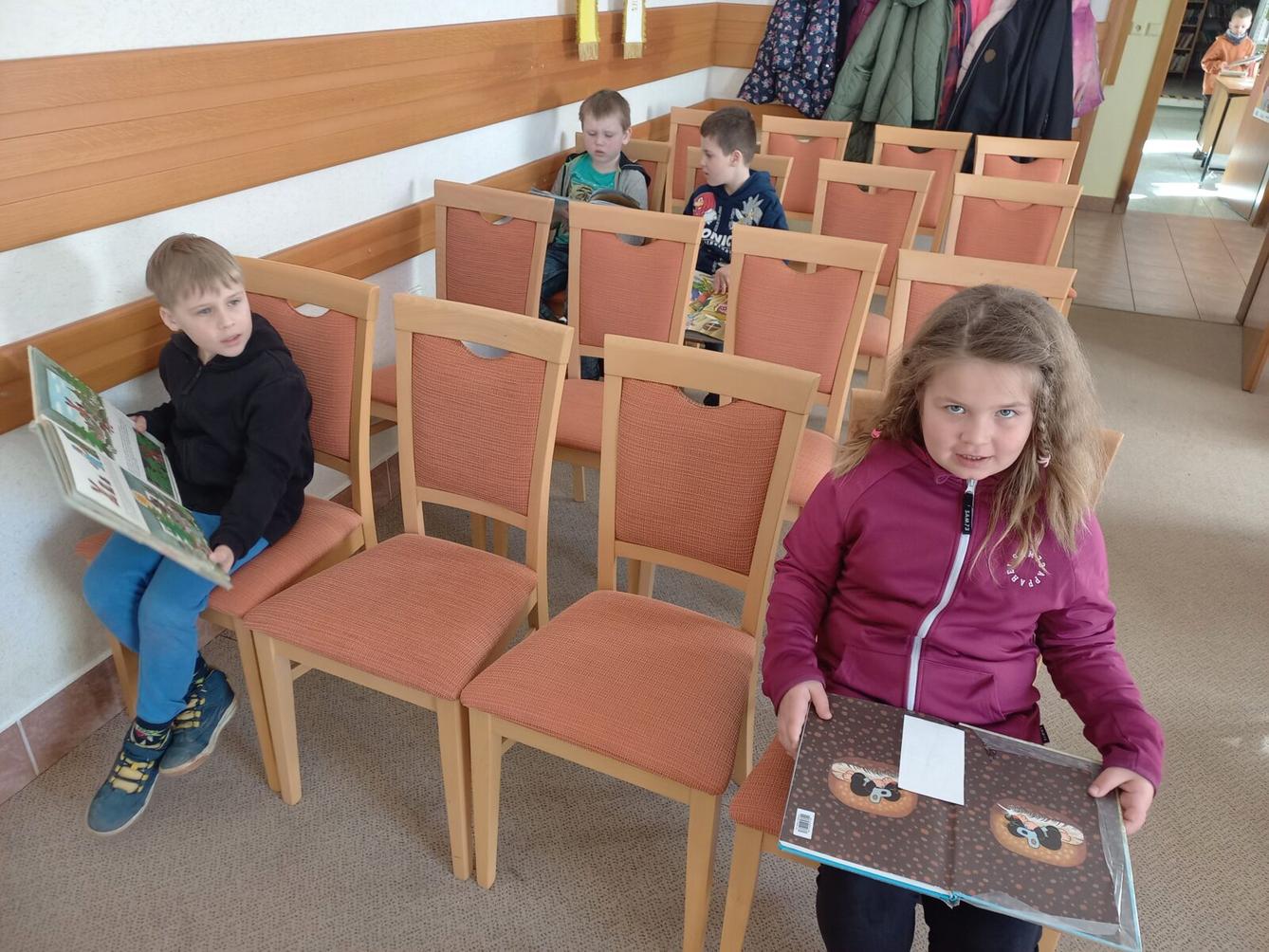 Prvňáčci v obecní knihovně - 6