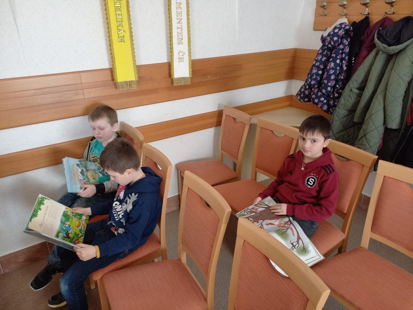 Prvňáčci v obecní knihovně - 9