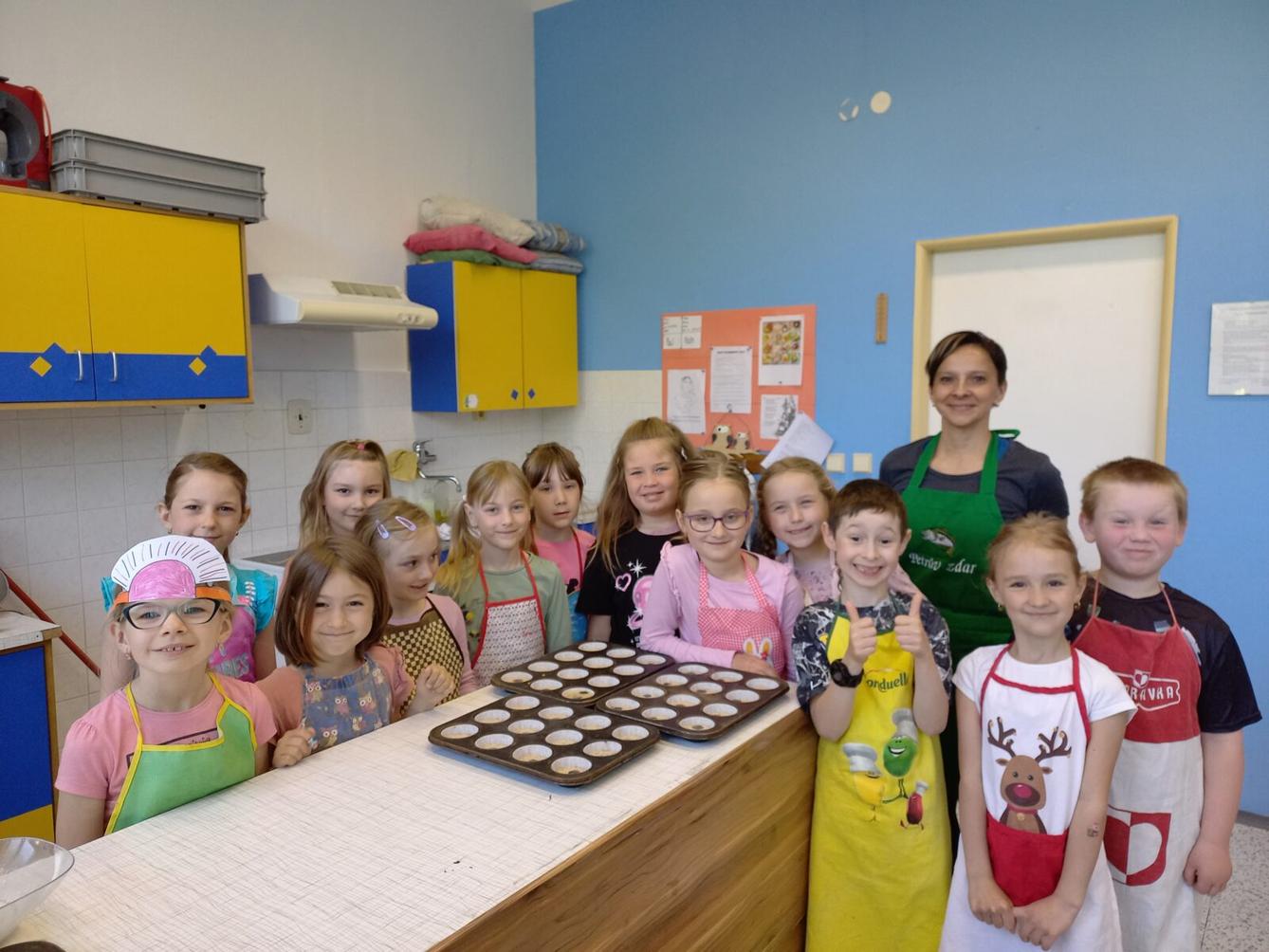 Prvňáčci pečou pro maminky - 7