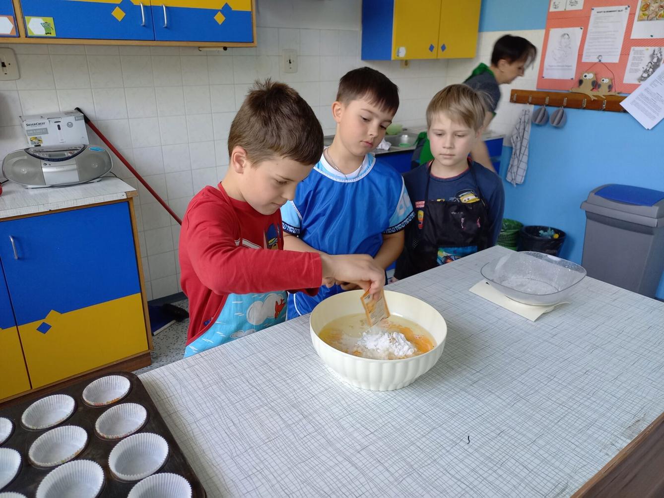 Prvňáčci pečou pro maminky - 12
