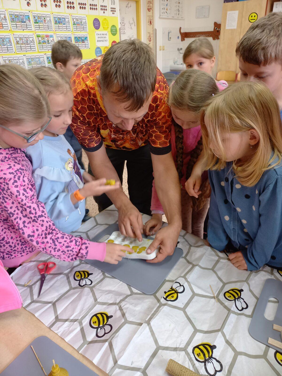 Tematická dílna "Včelařství" v 1. a 2. třídě - 11