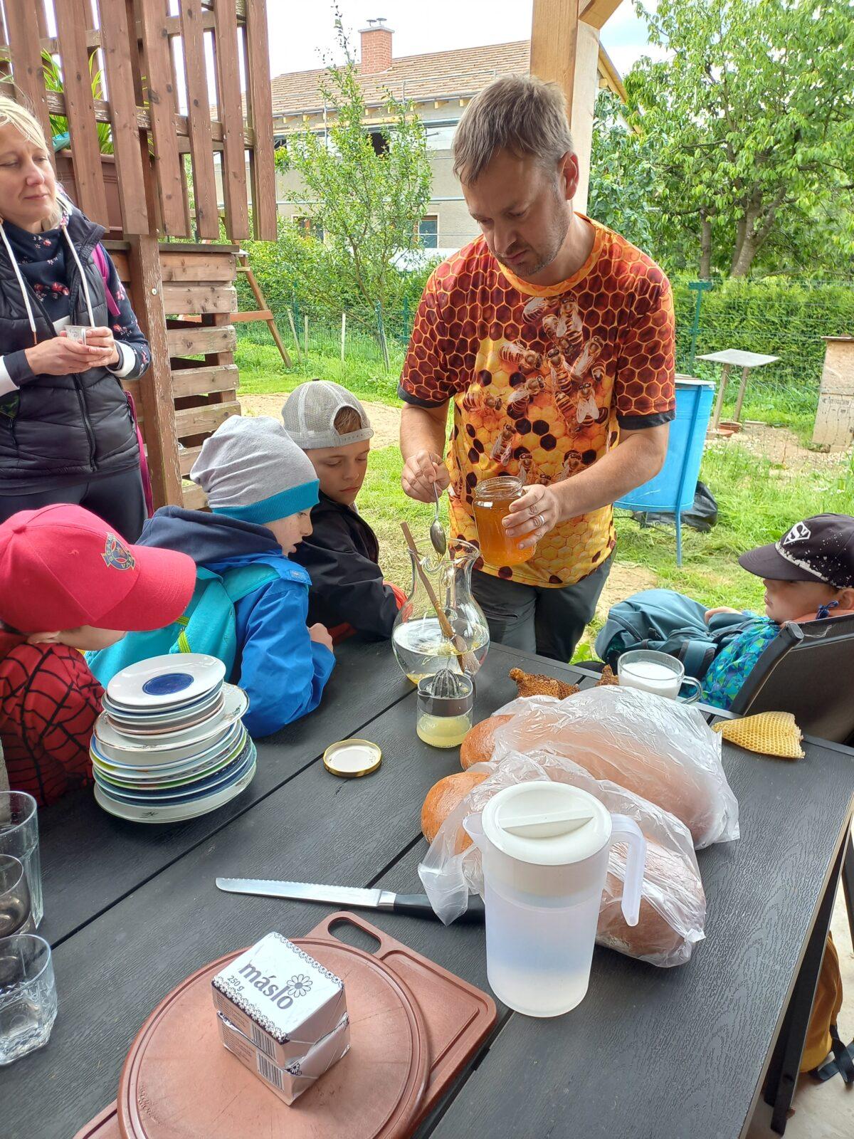 Tematická dílna "Včelařství" v 1. a 2. třídě - 16