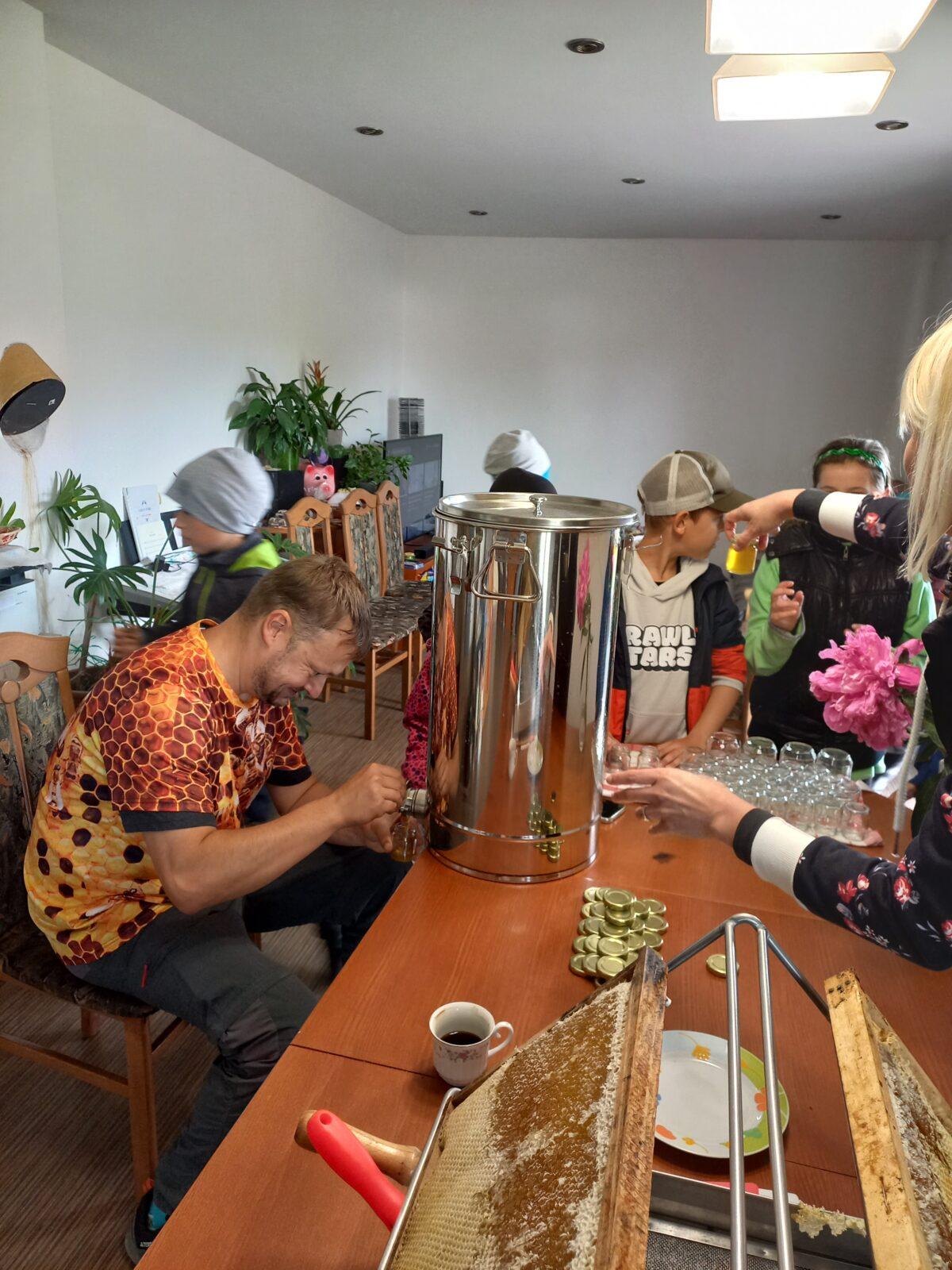 Tematická dílna "Včelařství" v 1. a 2. třídě - 21