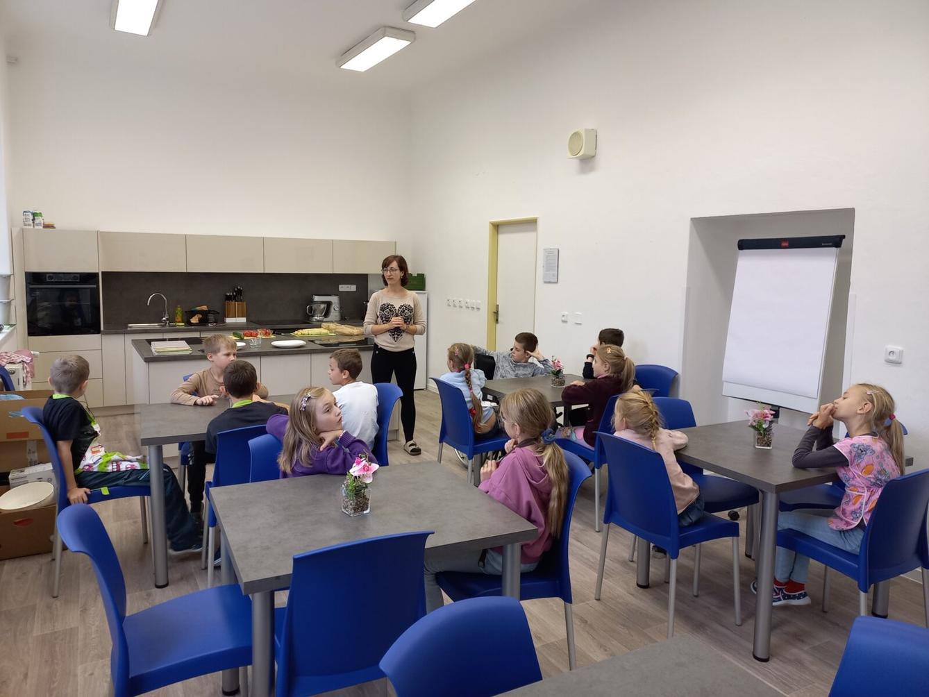 Druháčci v nové školní kuchyňce - 1