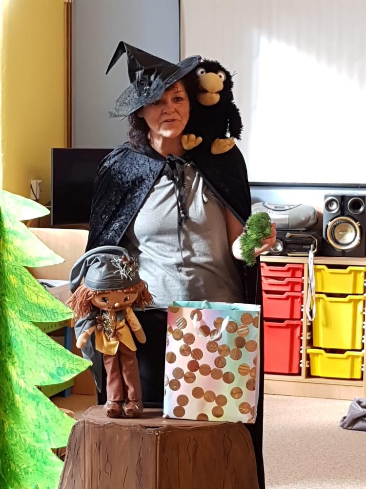 DIVADLO U DVOU SLUNCÍ ,,ZA SKŘÍTKY DO LESA" - 1