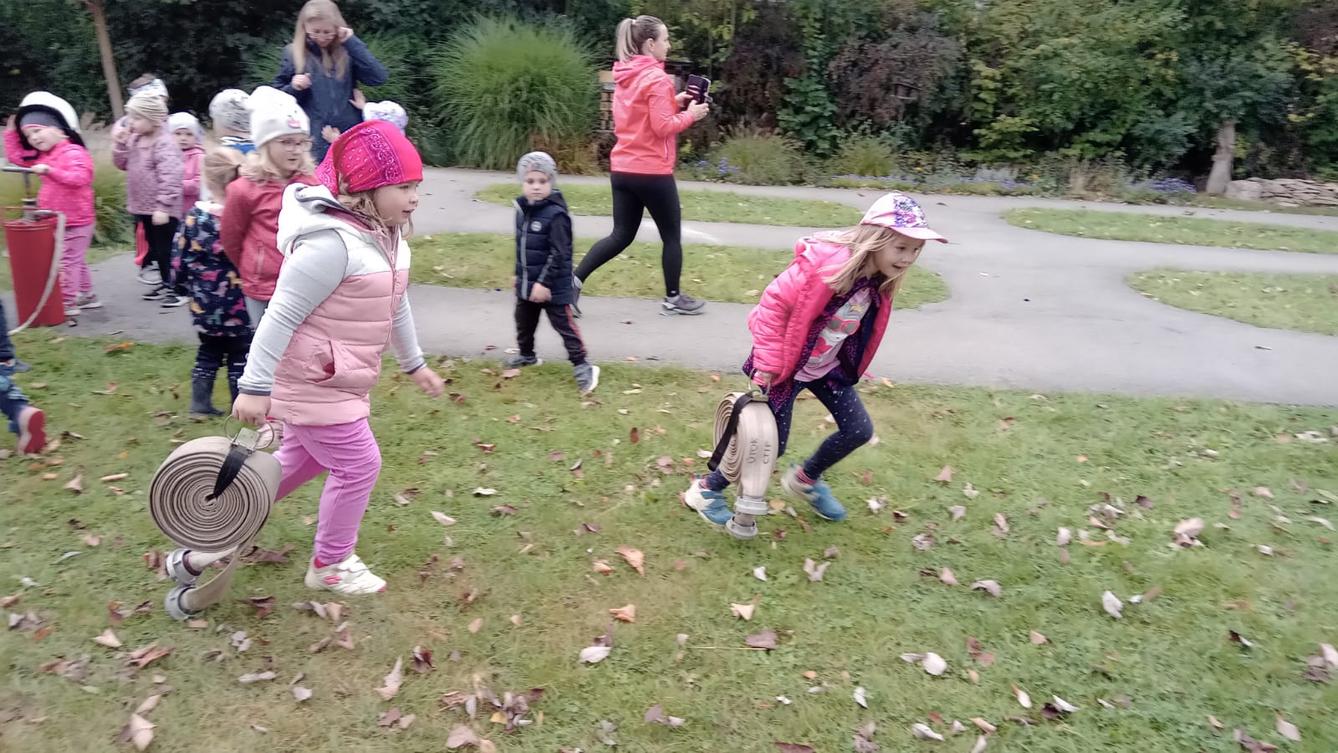 Návštěva dobrovolných hasičů v naší školce... - 5