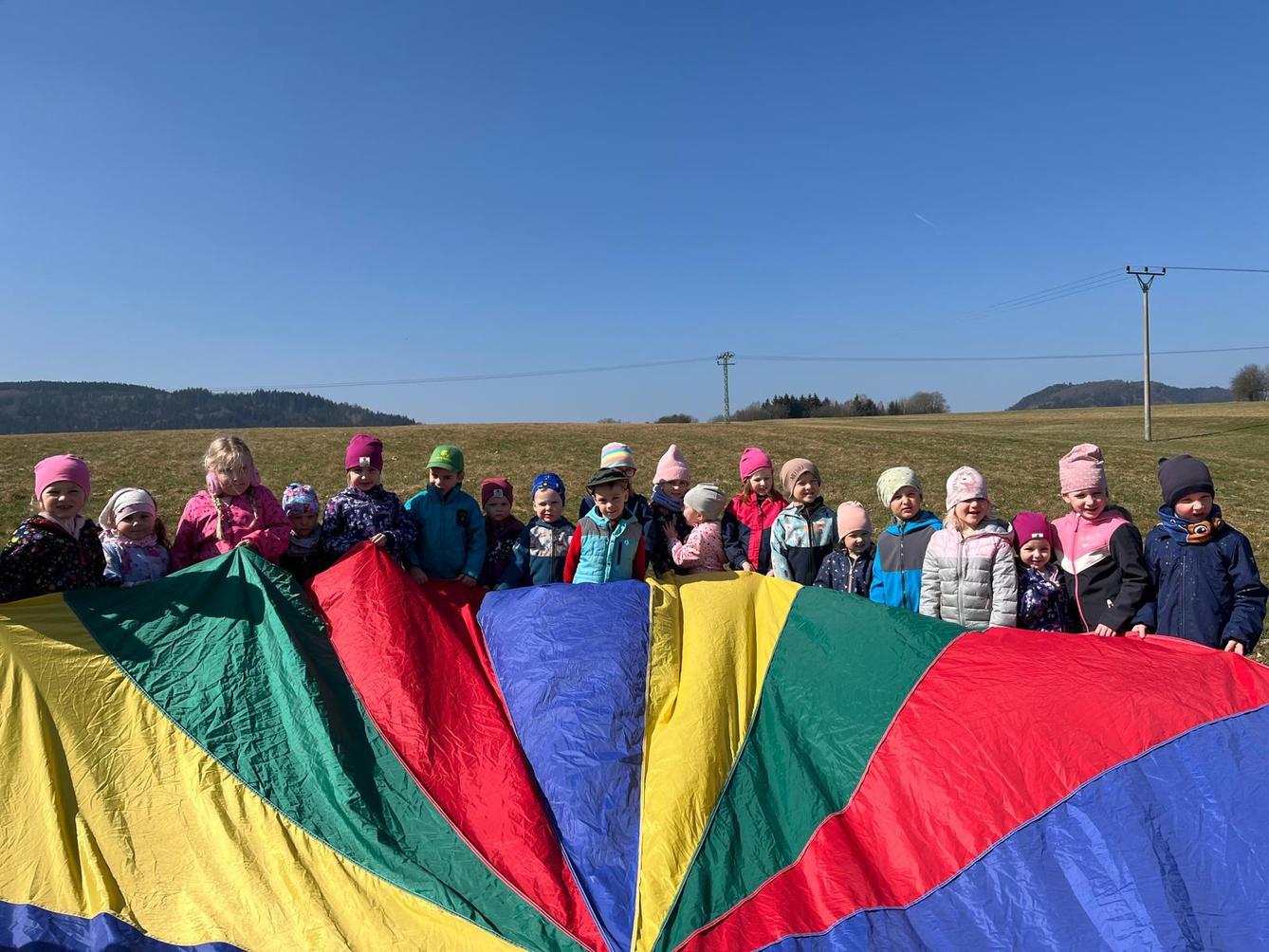 cvičení venku s padákem - 1