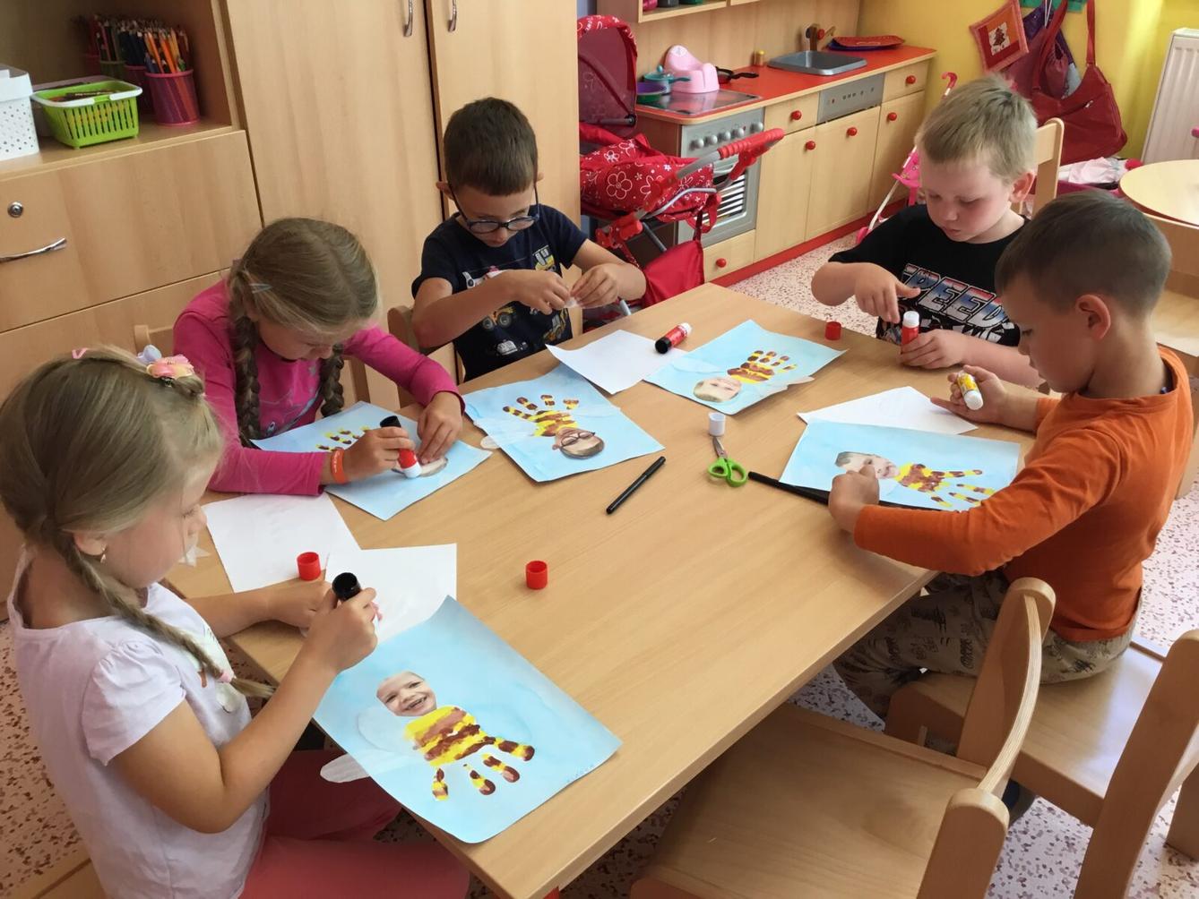 týdenní  projekt: ,,od kytičky k medu" - 17