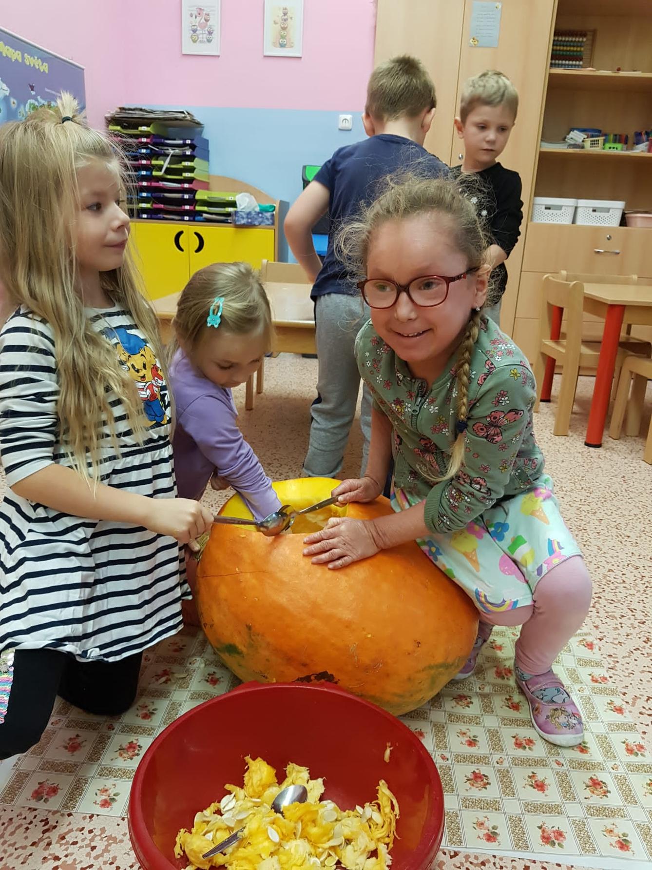 SOVIČKY: ,,LISTÍ ŽLOUTNE, POLETUJE" - 24