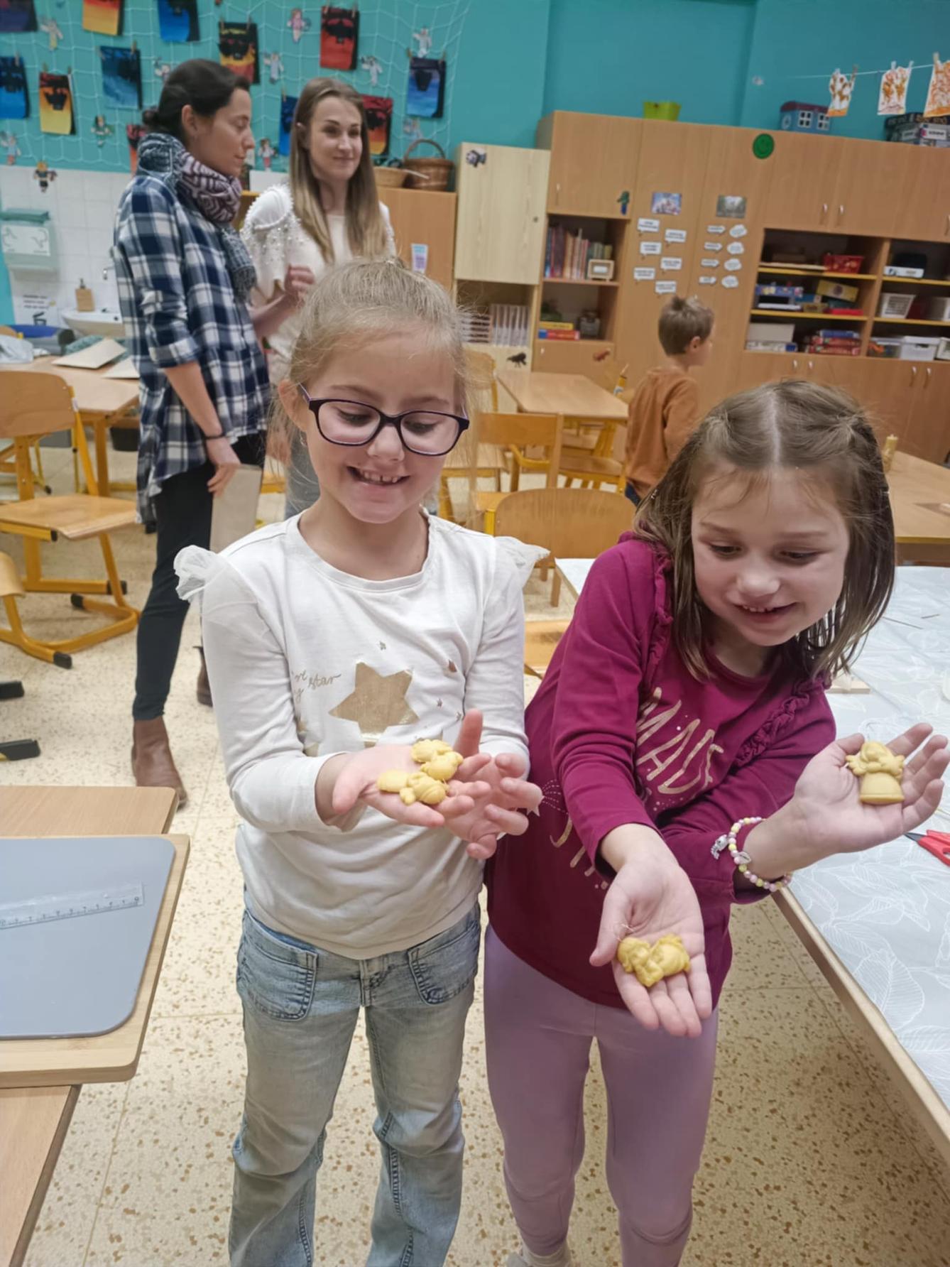 VÝROBA SVÍČEK - DRUŽINKY 1.a 2. oddělení - 11