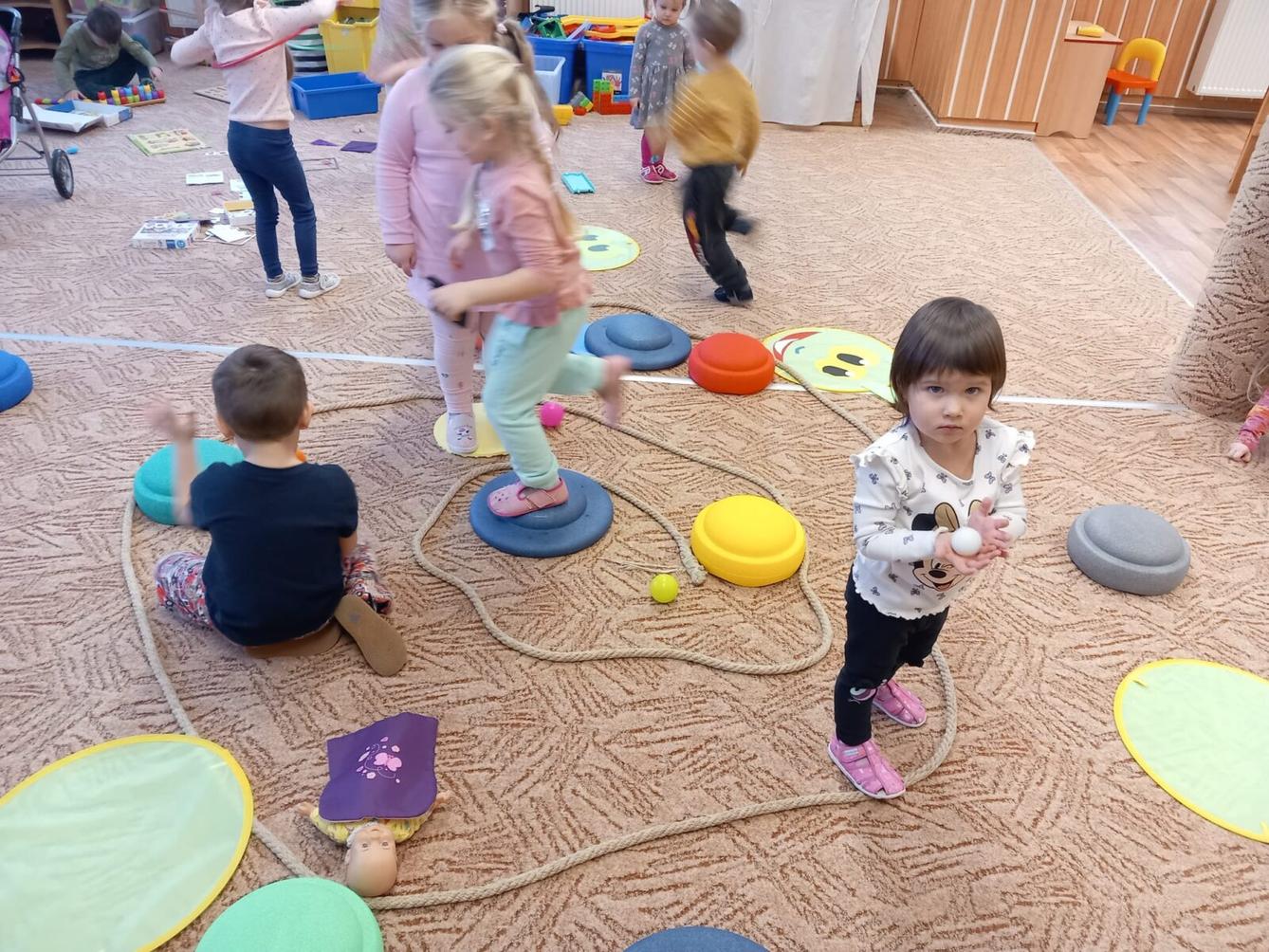 vesmír všude kolem nás - dráčci - 2