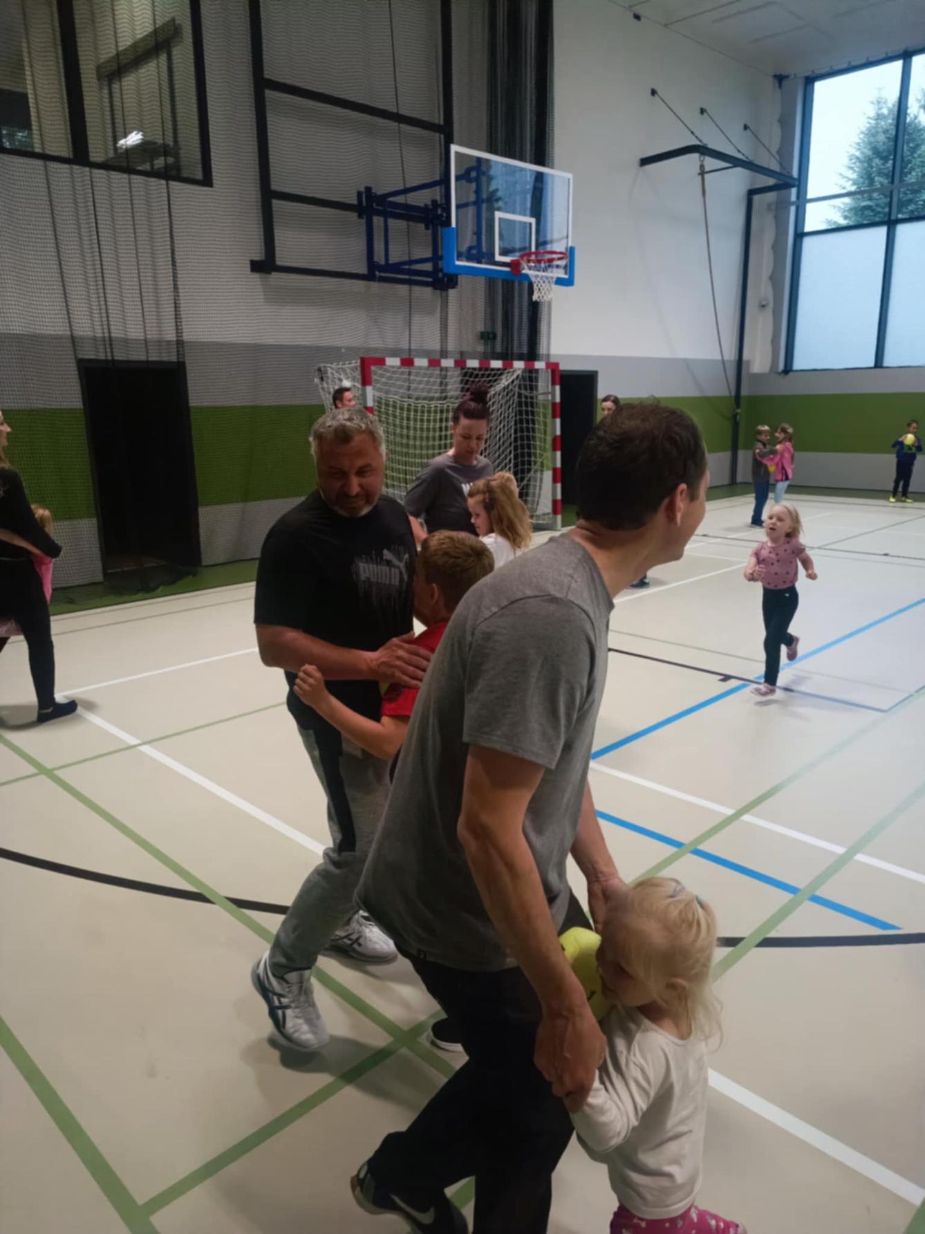 Družinka a děti s rodiči**"sportovní odpoledne" - 12