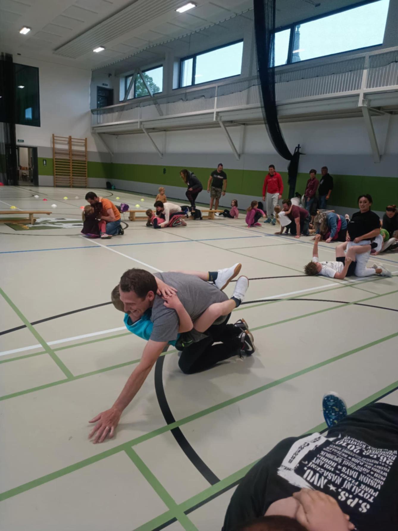 Družinka a děti s rodiči**"sportovní odpoledne" - 13