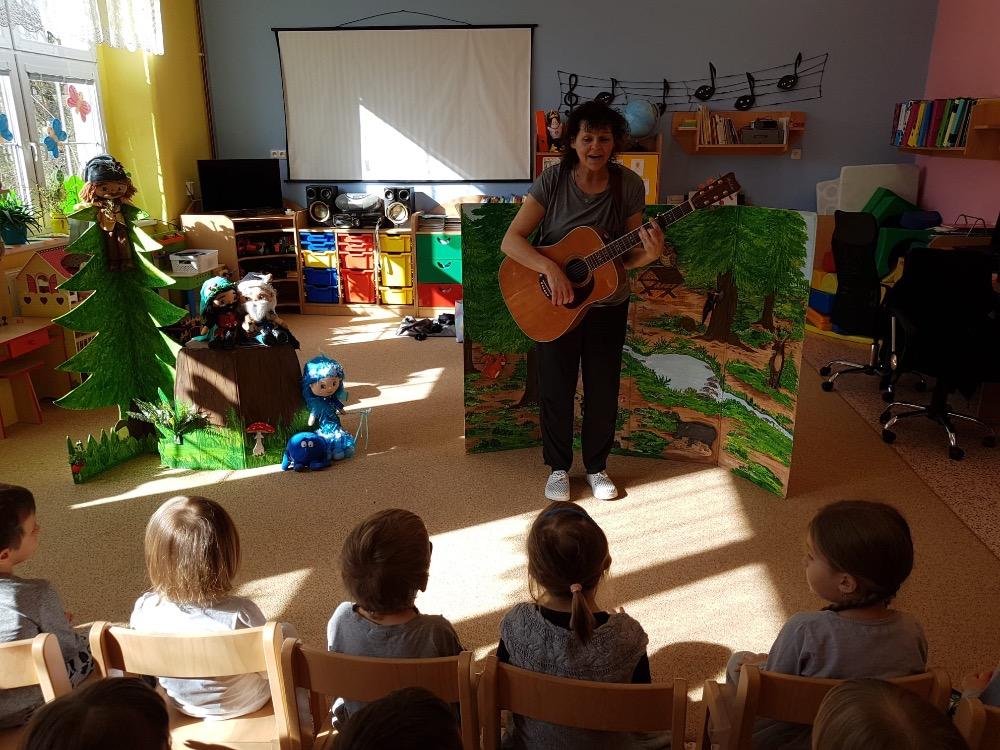 DIVADLO U DVOU SLUNCÍ ,,ZA SKŘÍTKY DO LESA" - 2