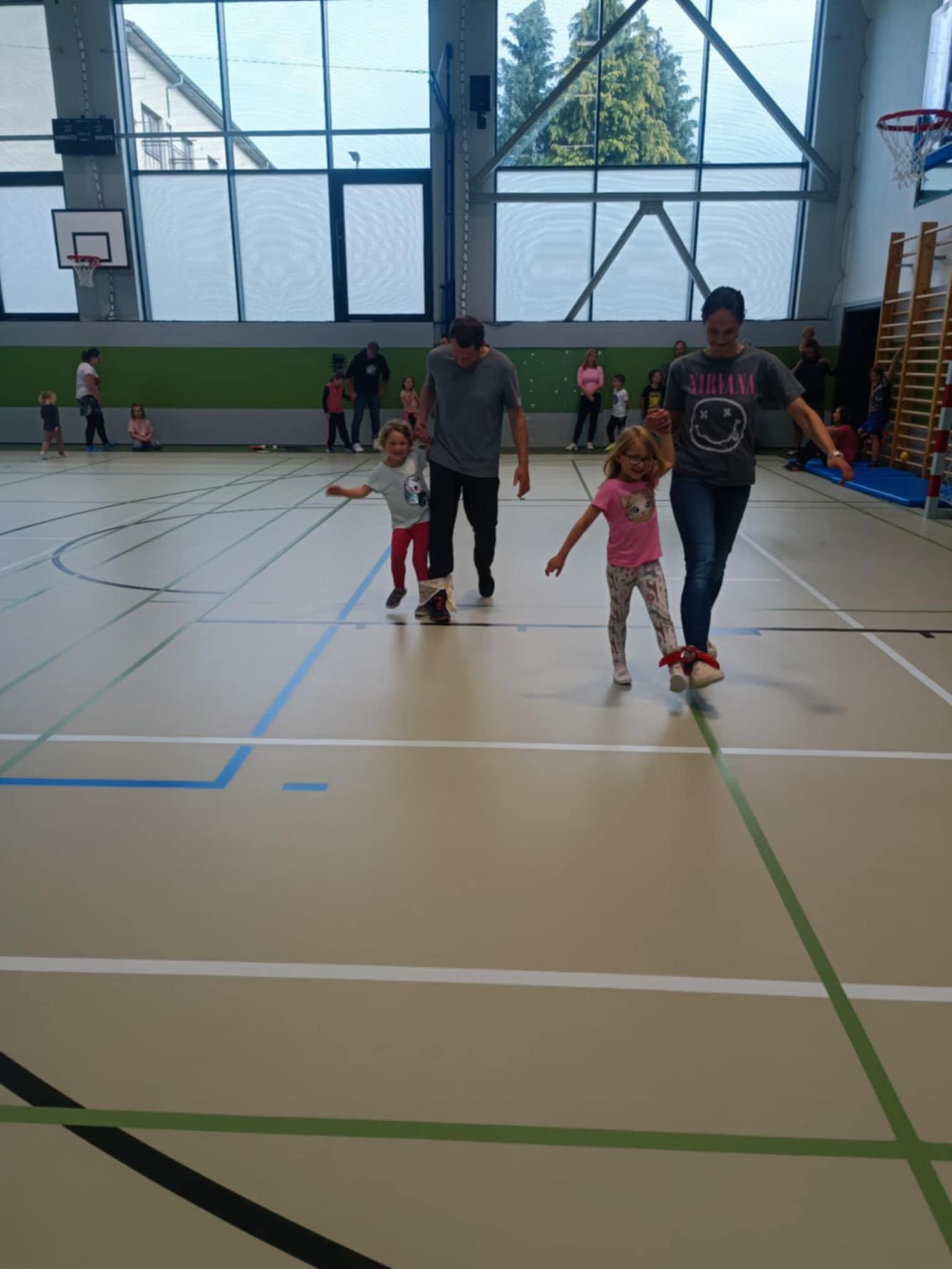 Družinka a děti s rodiči**"sportovní odpoledne" - 17