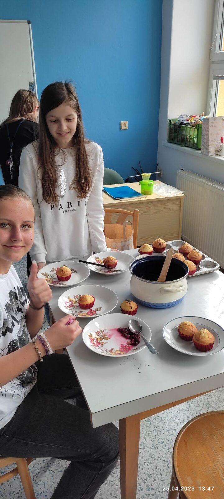 6. třída - dívky na pracovních činnostech - 7