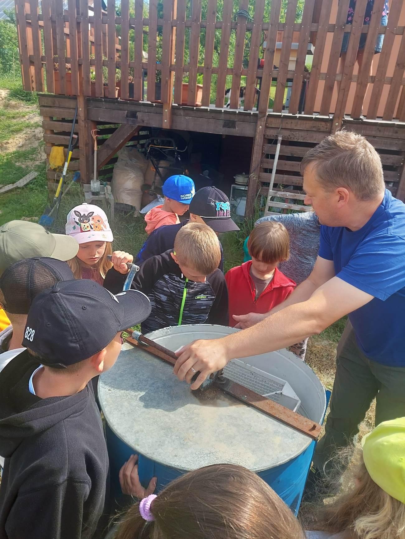 Návštěva prvňáků u včelaře - 6