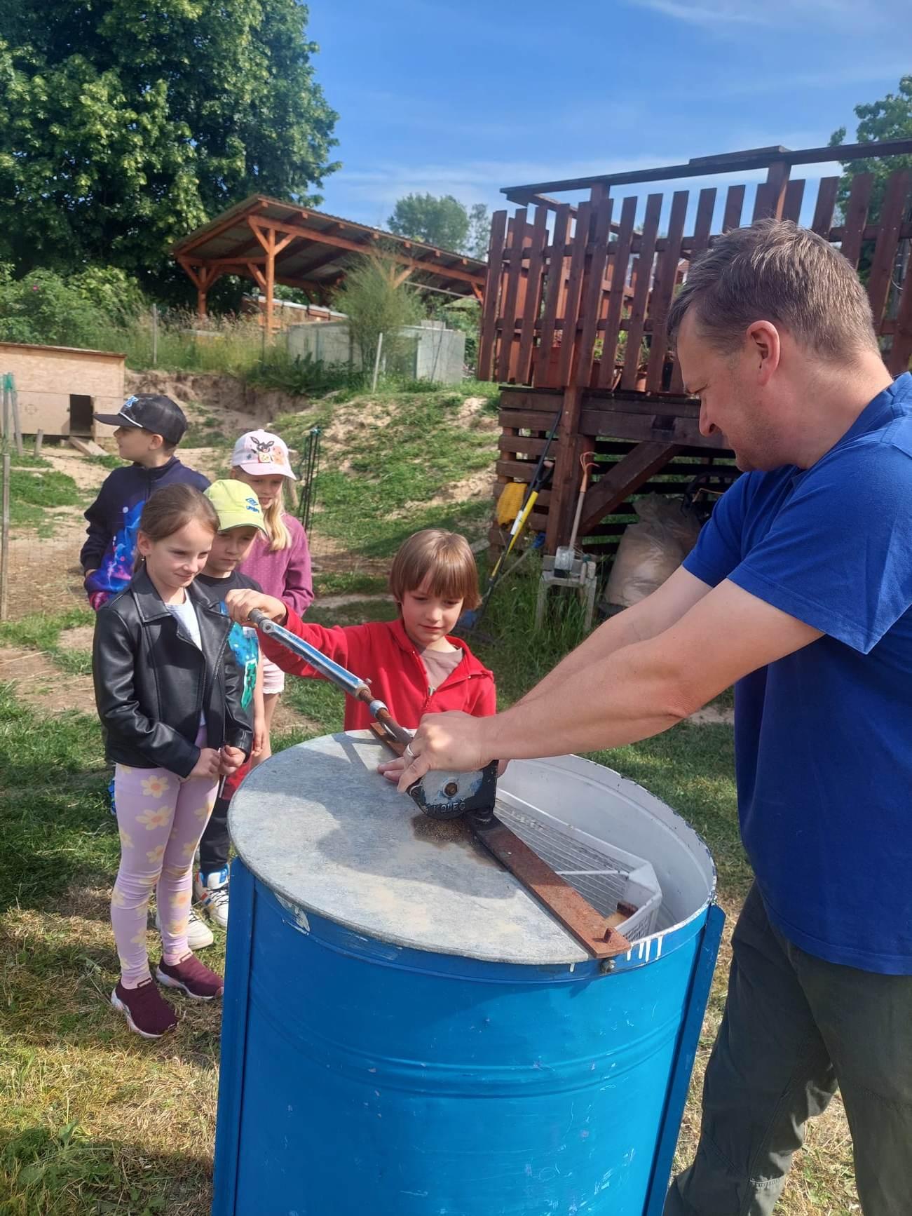 Návštěva prvňáků u včelaře - 9