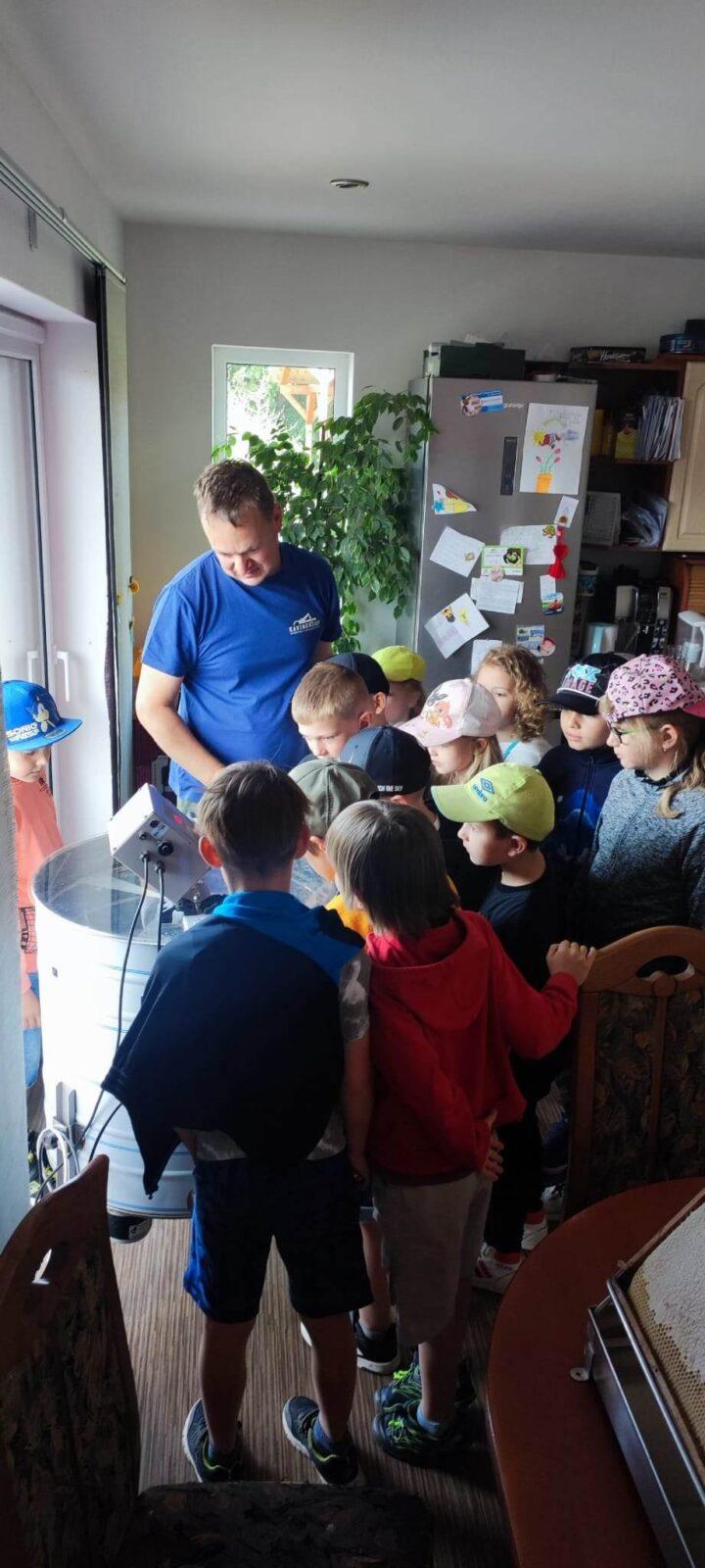 Návštěva prvňáků u včelaře - 14