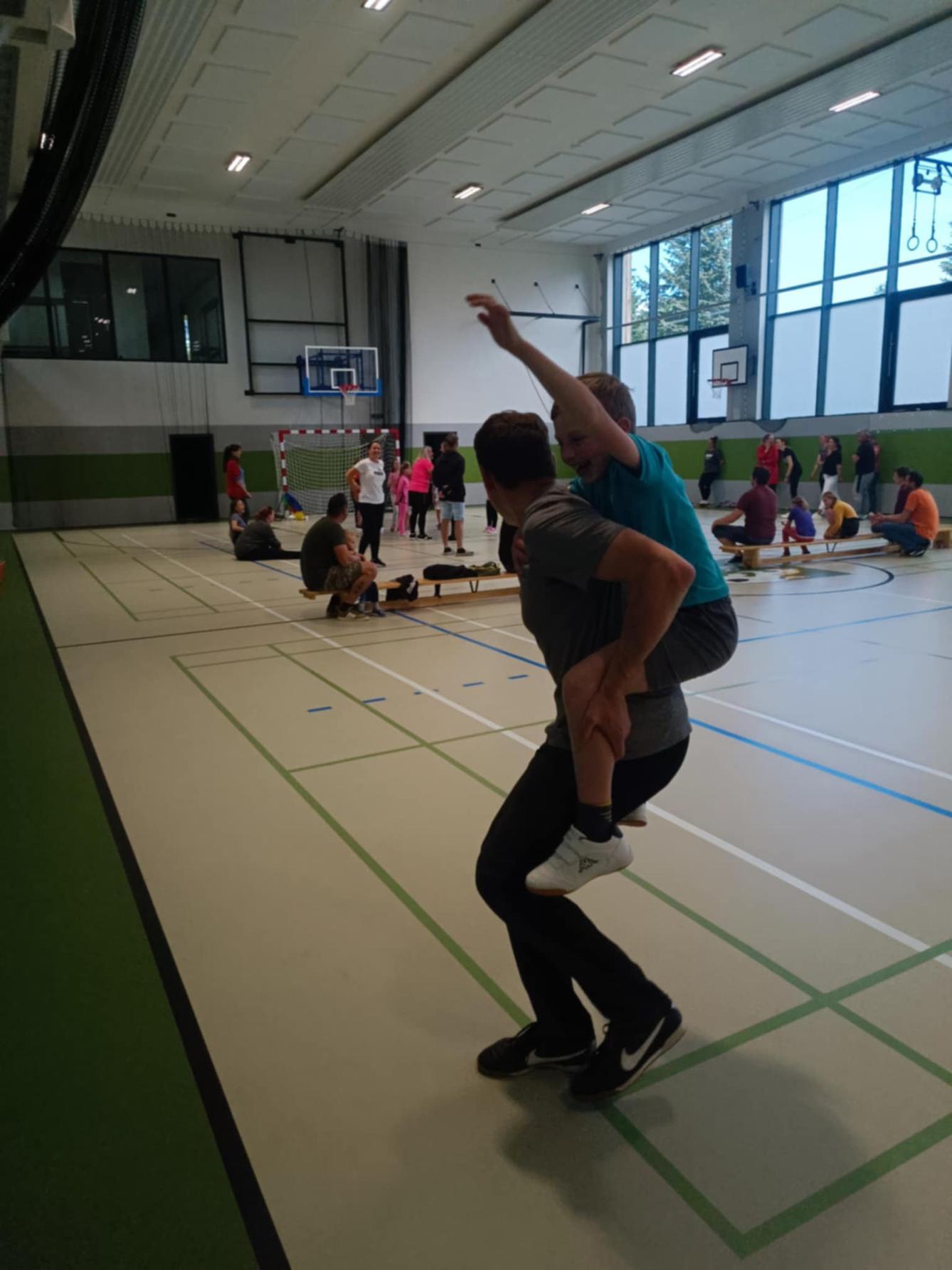 Družinka a děti s rodiči**"sportovní odpoledne" - 21